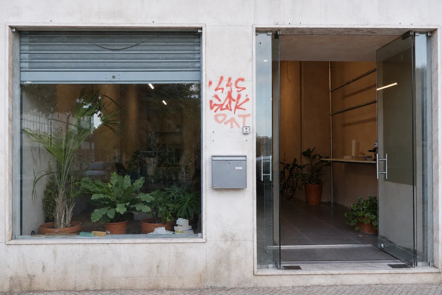 Fachada do cova spaces em Almada